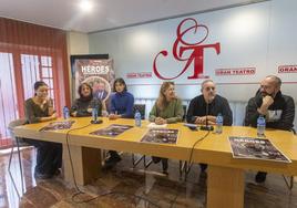 Presentación de la obra 'Heroes' con el autor, Isidro Timón, junto a la directora del Gran Teatro, Marisa Caldera.