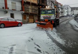 Una máquina quitanieves al servicio de la Diputación de Cáceres, en La Garganta, en una foto de archivo.