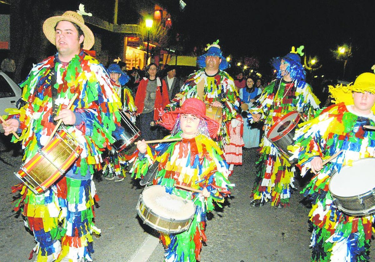 Imagen de archivo de un desfile del año 2003 mientras desfilaba la comparsa 'El Jaleo'.