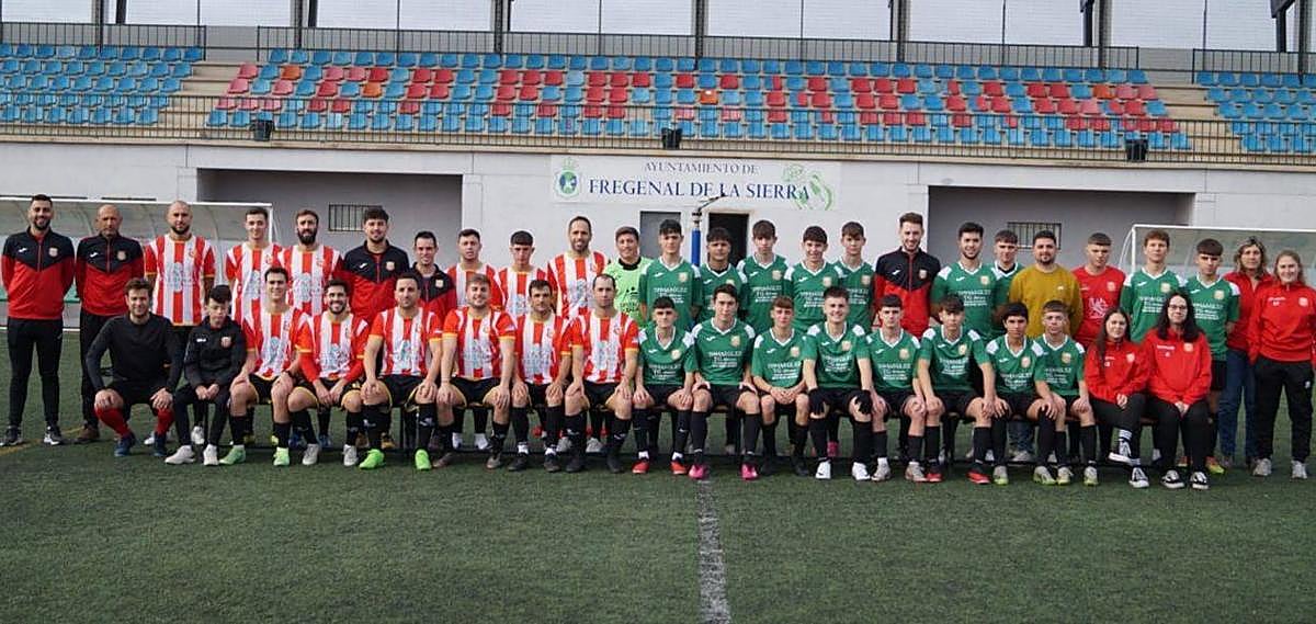 Equipos sénior y juvenil, junto al cuerpo técnico, del Athletic Fregenal.