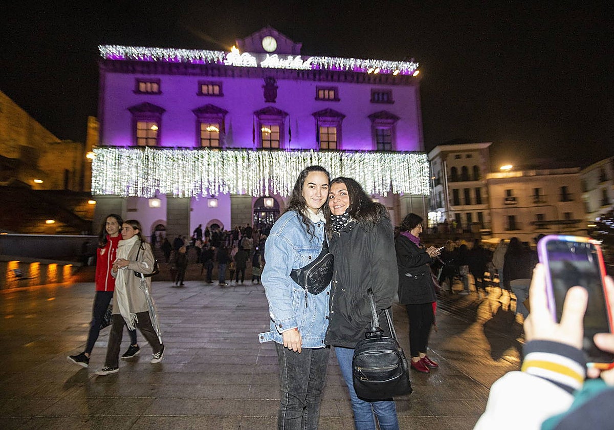 Fachada del Ayuntamiento cacereño iluminada.