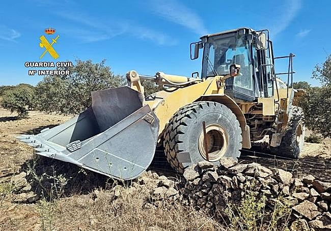 Máquina excavadora que los presuntos autores de los hechos usaron para sustraer el material.