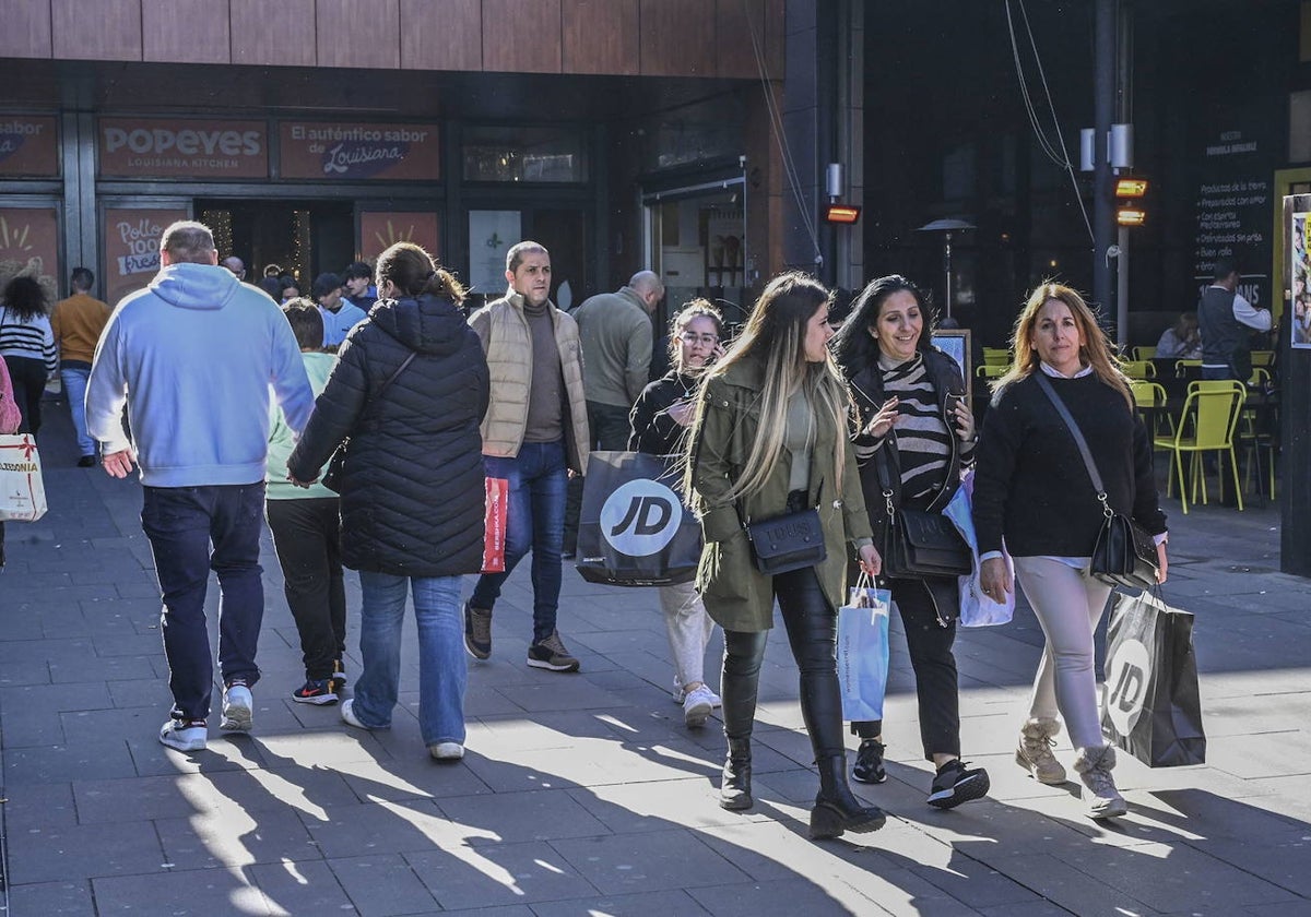 Público en el centro comercial El Faro este domingo, 7 de enero.