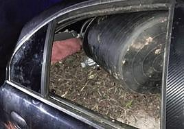 Imagen de archivo de los asientos traseros de un coche con aceituna robada.