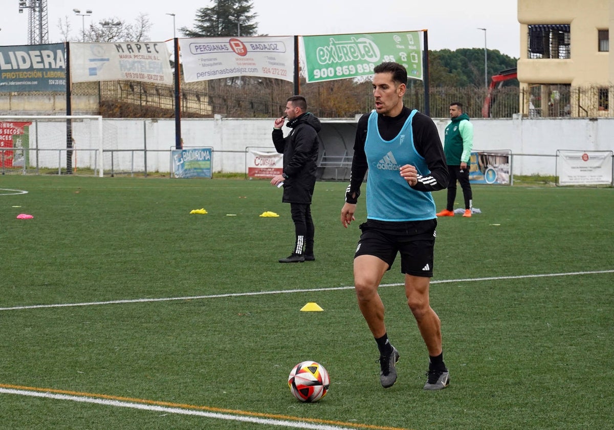 Álex Alegría durante el entrenamiento con el Badajoz de este miércoles en el campo federativo Eusebio Bejarano.