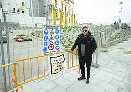 Rafa C. junto a las vallas que impiden la salida. Al fondo, los palés con los bloques de cemento.