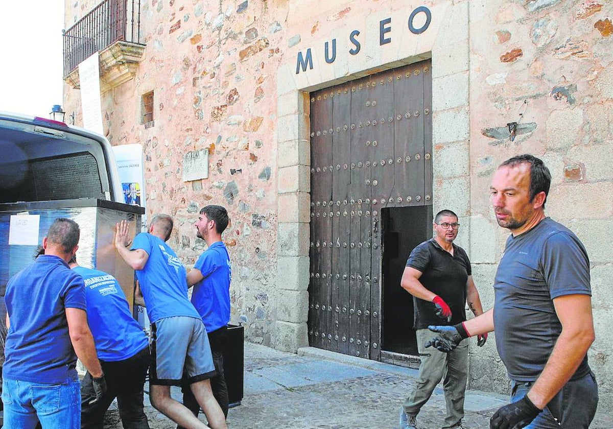 Traslado de las piezas del Museo de Cáceres al inicio de las obras de este recinto cultural.