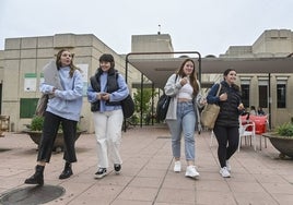 Alumnas saliendo de la facultad de Educación de la UEx.