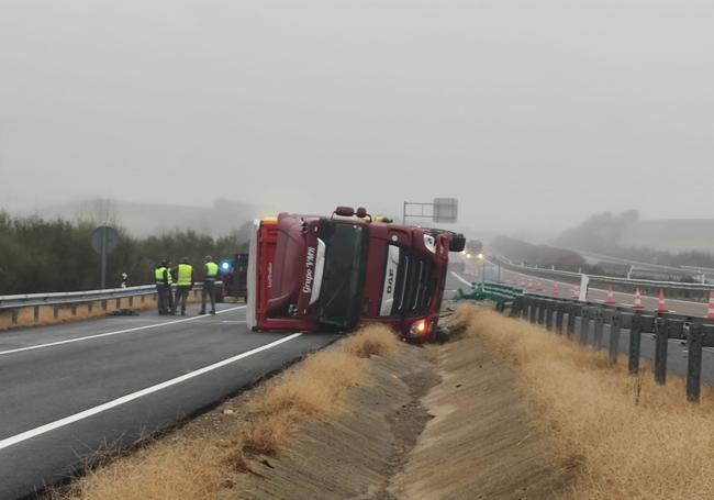 El camión ha quedado volcado en la salida de la autovía, apoyado sobre el lado del copiloto