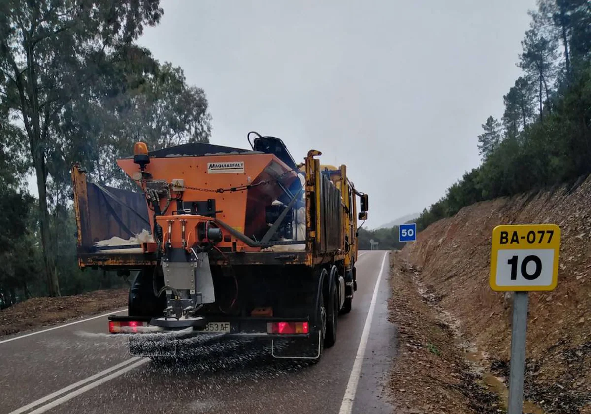 Un vehículo de la Diputación de Badajoz esparce sal en la carretera de Helechosa de los Montes a la N-502.