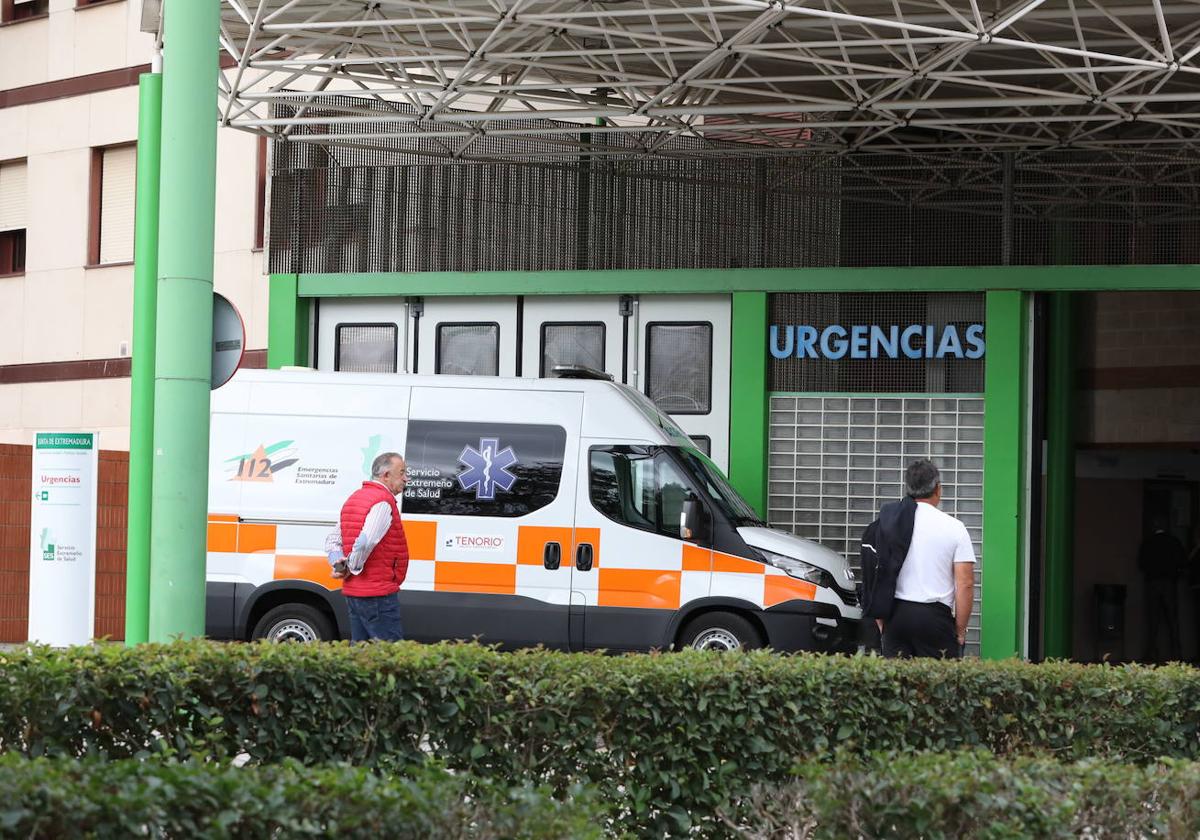 Ambulancia en la puerta de Urgencias del Hospital de Mérida.