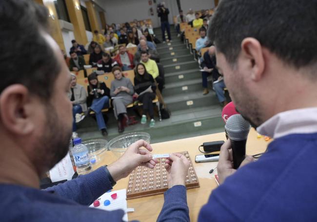 Sorteo del orden de actuación del concurso de murgas del Carnaval de Badajoz celebrado este jueves.