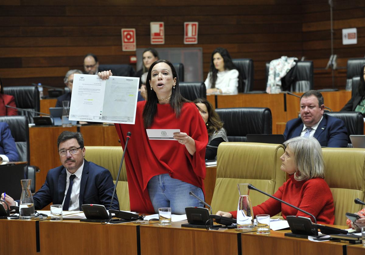 Sara García Espada muestra papeles durante la sesión plenaria de la Asamblea de Extremadura.