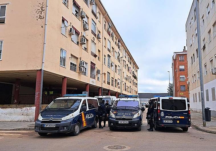 La Policía Nacional acordona una de las calles de la barriada pacense de Suerte de Saavedra.
