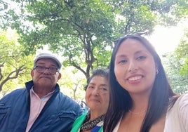 Lizbeth con sus abuelos Flora y Julio cuando la visitaron en Badajoz el pasado mes de octubre.