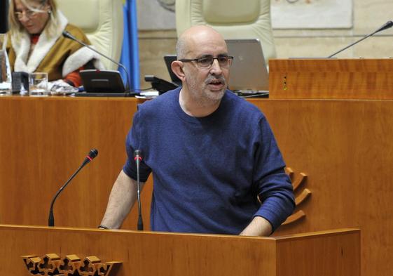 José Antonio González, diputado de Unidas por Extremadura, durante su intervención en el Pleno de la Asamblea.