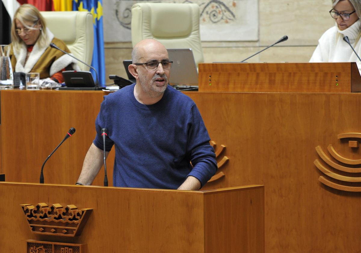 José Antonio González, diputado de Unidas por Extremadura, durante su intervención en el Pleno de la Asamblea.