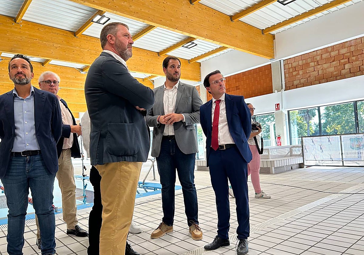Javier Cienfuegos, alcalde montijano, junto a Miguel Ángel Gallardo, presidente de la Diputación de Badajoz, el 3 de octubre en el acto de reinauguración de la piscina climatizada.