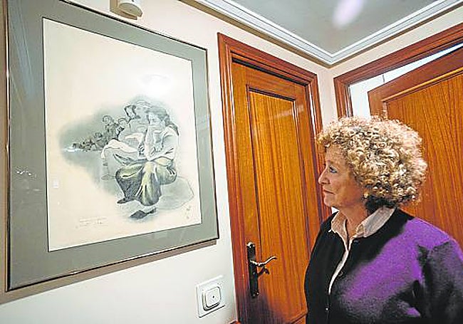 María del Mar Lozano contempla una obra de su madre, Francis Bartolozzi.