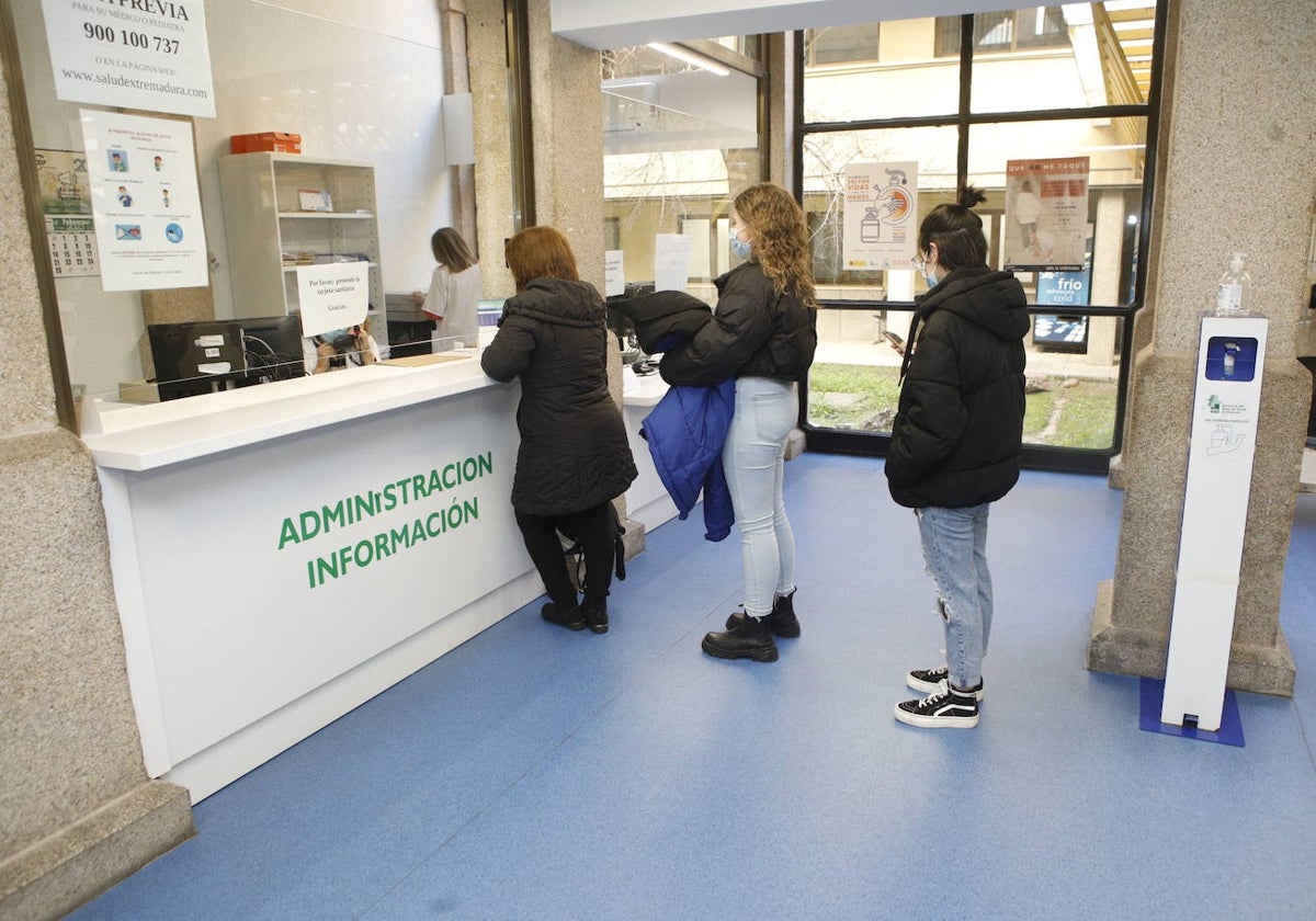 Imagen de archivo de pacientes del centro de salud Zona Centro de Cáceres esperando a ser atendidos.