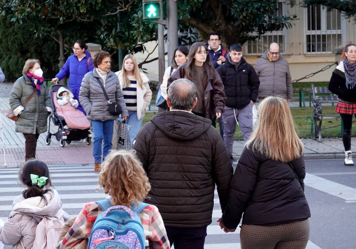 Personas por Badajoz, la ciudad extremeña más poblada con 153.836 habitantes.