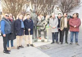 Los organizadores de los actos de homenaje a Porrina posan este viernes junto a su estatua en Badajoz.