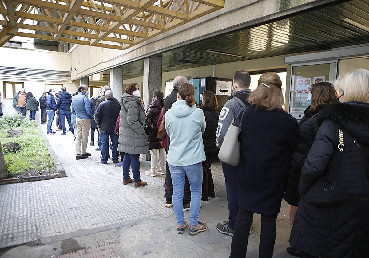 Cacereños esperando a vacunarse en el centro de salud Zona Centro.