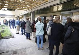 Cacereños esperando a vacunarse en el centro de salud Zona Centro.