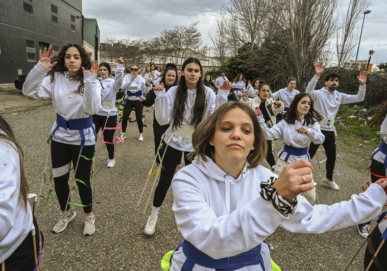 Miembros de la comparsa Infectos Acelerados ensayan para el Carnaval de Badajoz en el polígono El Nevero, ayer.