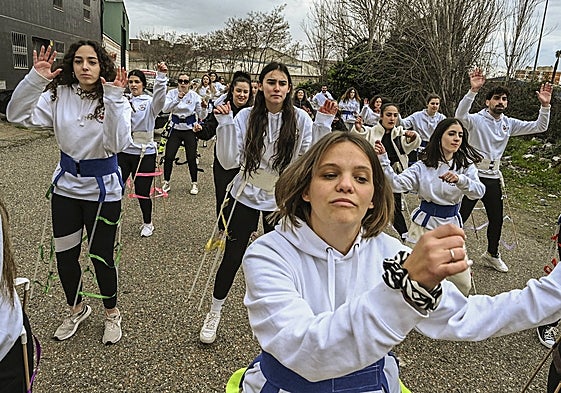 Miembros de la comparsa Infectos Acelerados ensayan para el Carnaval de Badajoz en el polígono El Nevero, ayer.