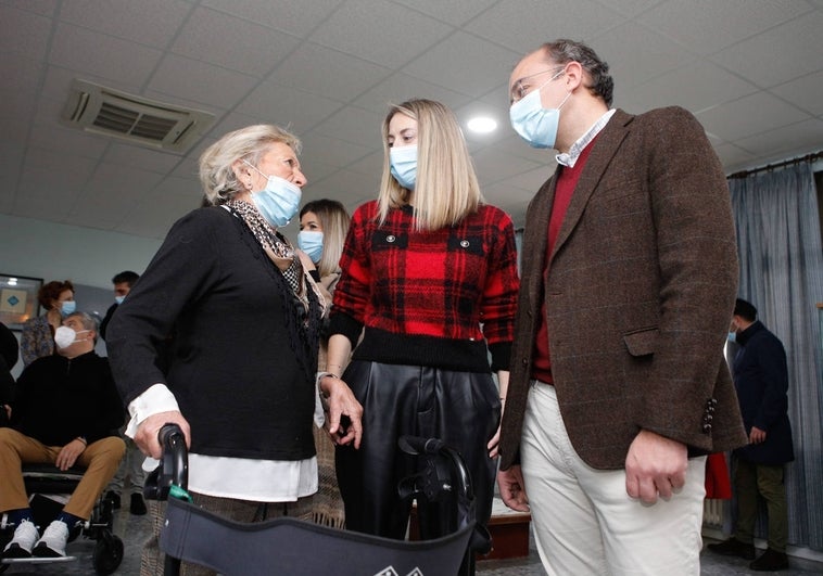 Lola Dorado, la presidenta de la Asociación ELA Extremadura, junto a Guardiola y Mateos este lunes en la presentación del centro en la residencia Cervantes de Cáceres.