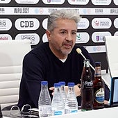 Gudi durante su comparecencia de despedida del Badajoz.