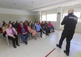 Charla sobre seguridad vial de la Policía Local en el Zona Sur.