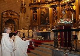 El obispo Ernesto Brotóns bendice las reliquias de San Fulgencio.