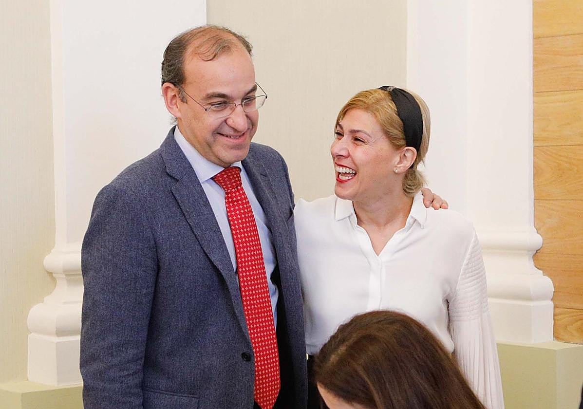 Raquel Preciados, junto alcalde Rafael Mateos, durante el pleno en el que ha presentado su renuncia al acta.