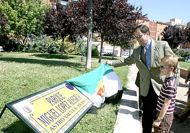 2007. López-Alegría, con su hijo, descubriendo la placa del parque que lleva su nombre en Badajoz.