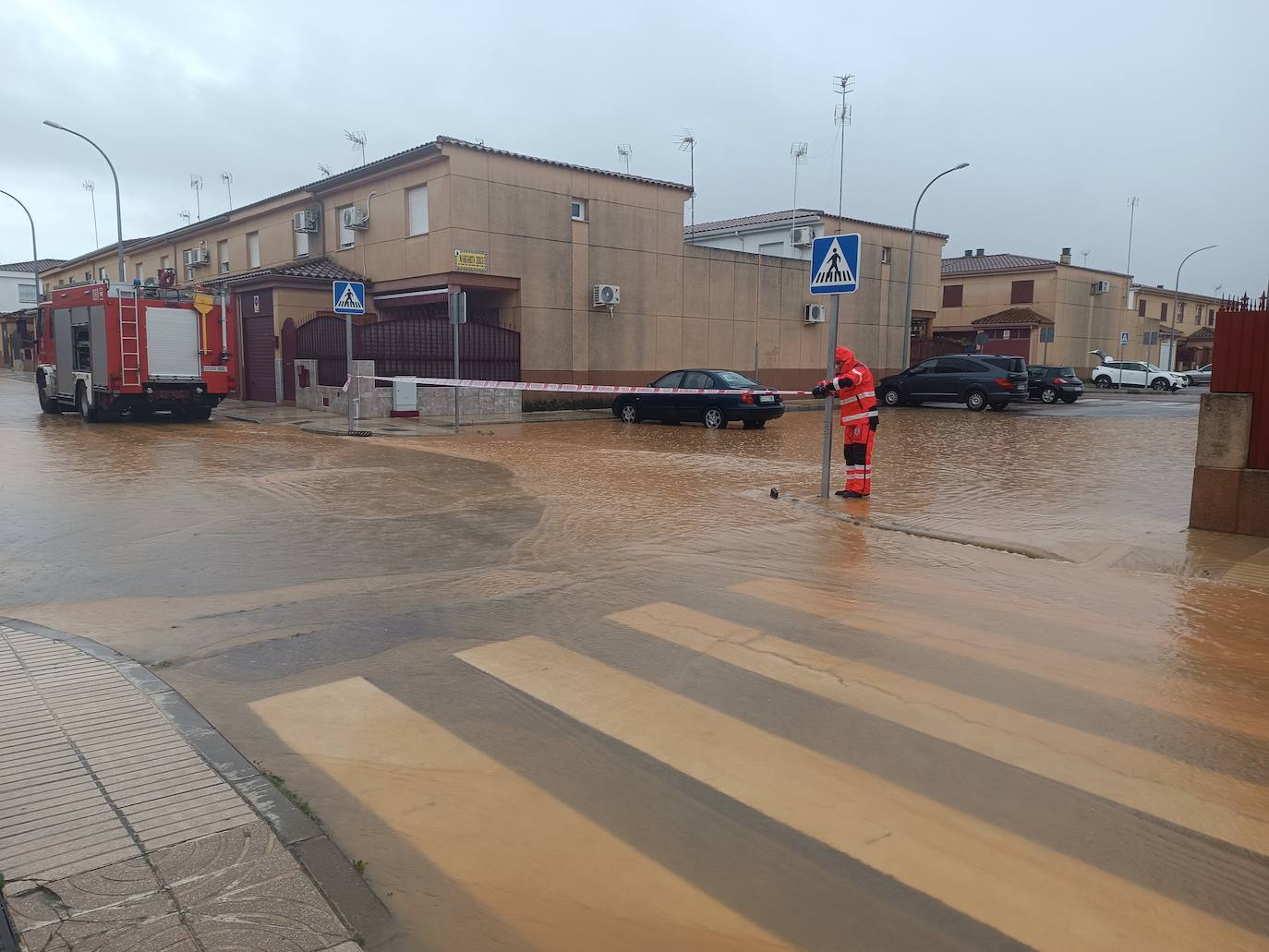 Imagen secundaria 1 - «Siempre que llueve esto es un río, pero es la primera vez que el agua llega a las casas»