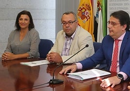 Monserrat Rincón con el entonces director del Sepad y el consejero de Sanidad José María Vergeles.