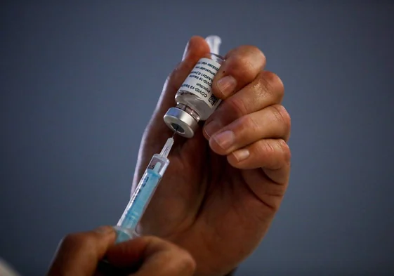 El proceso de vacunación de covid provocó varias denuncias a políticos.
