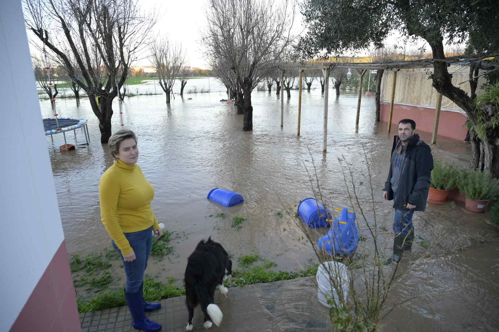 La familia de César Hernández tuvieron que abandonar su casa por la subida del Calamón en Badajoz.