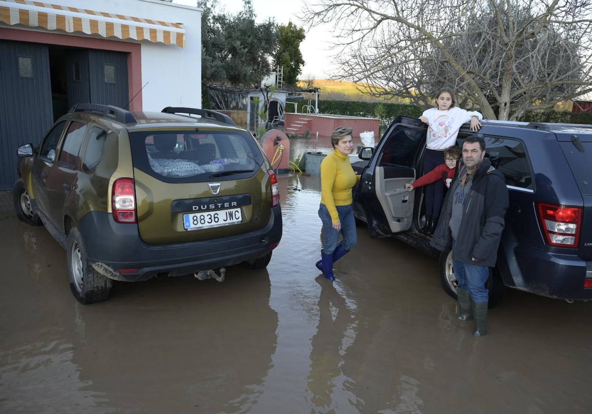 La familia de César Hernández abandonando su casa.