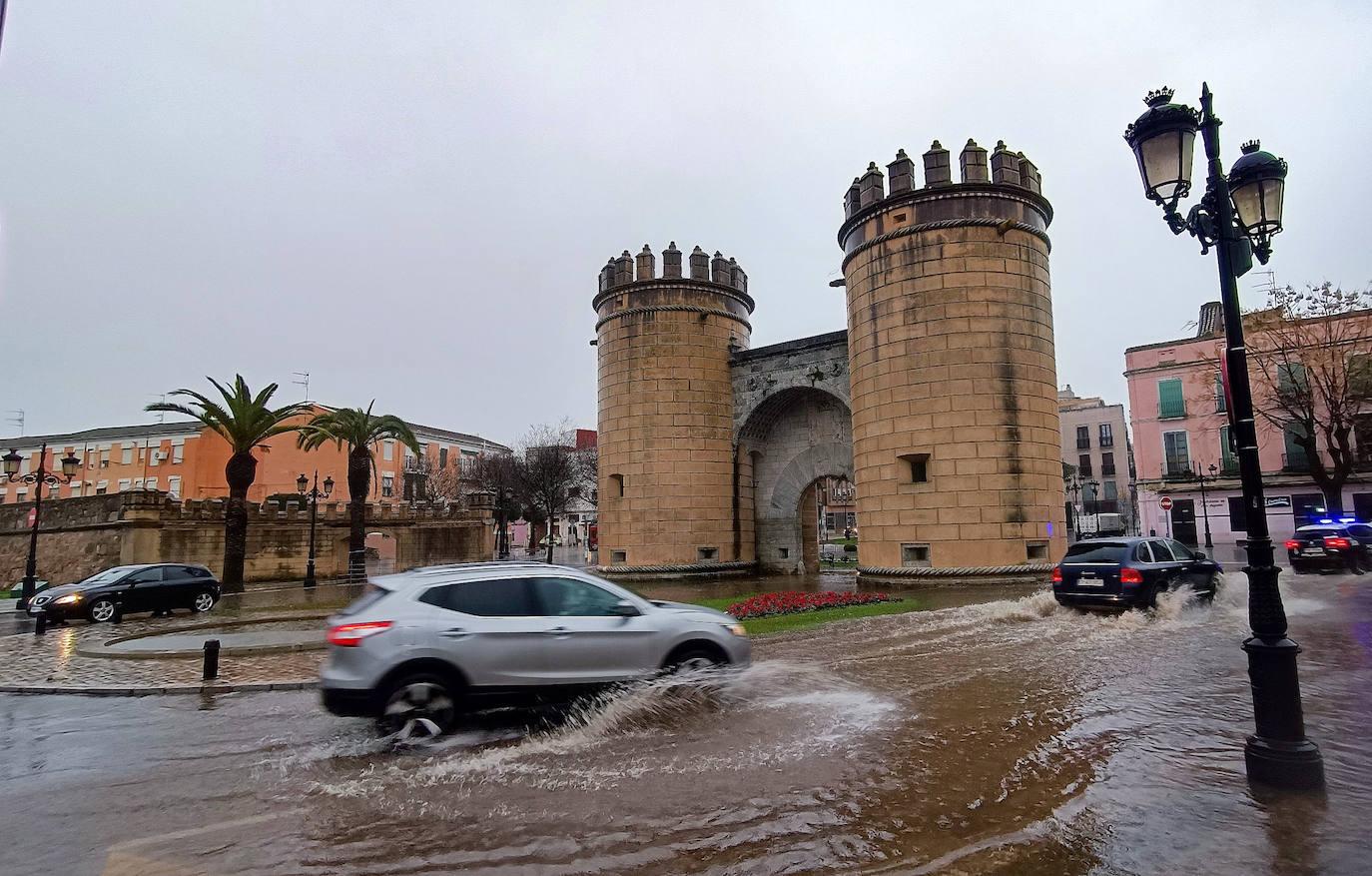 El tráfico se complicó en las inmediaciones de Puerta Palmas al anegarse la carretera.