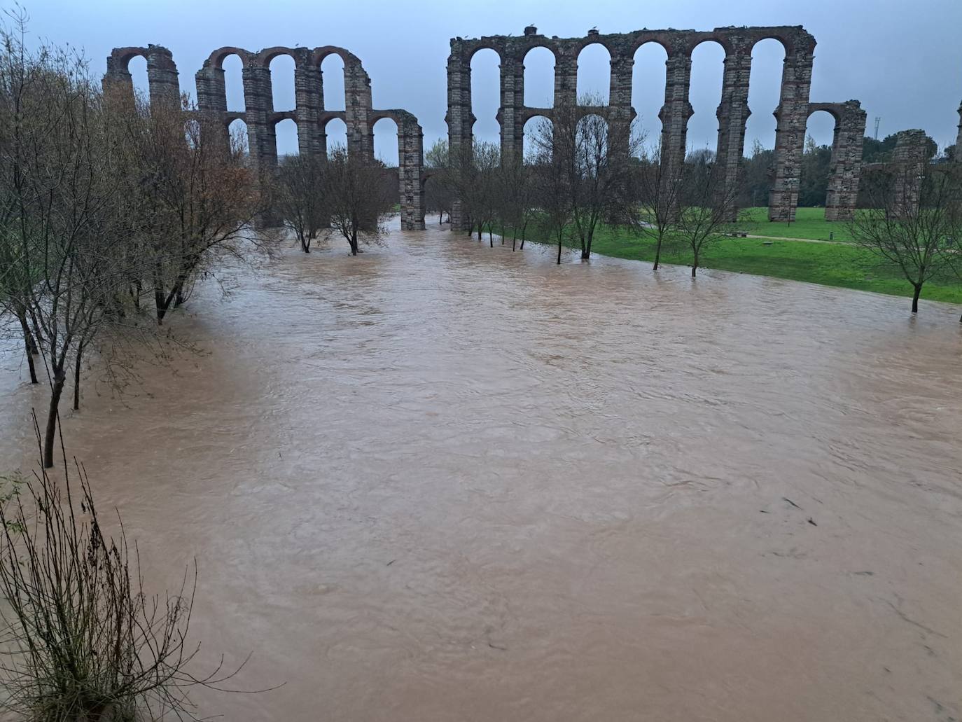 Río Albarregas a su paso por el acueducto de Los Milagros. 