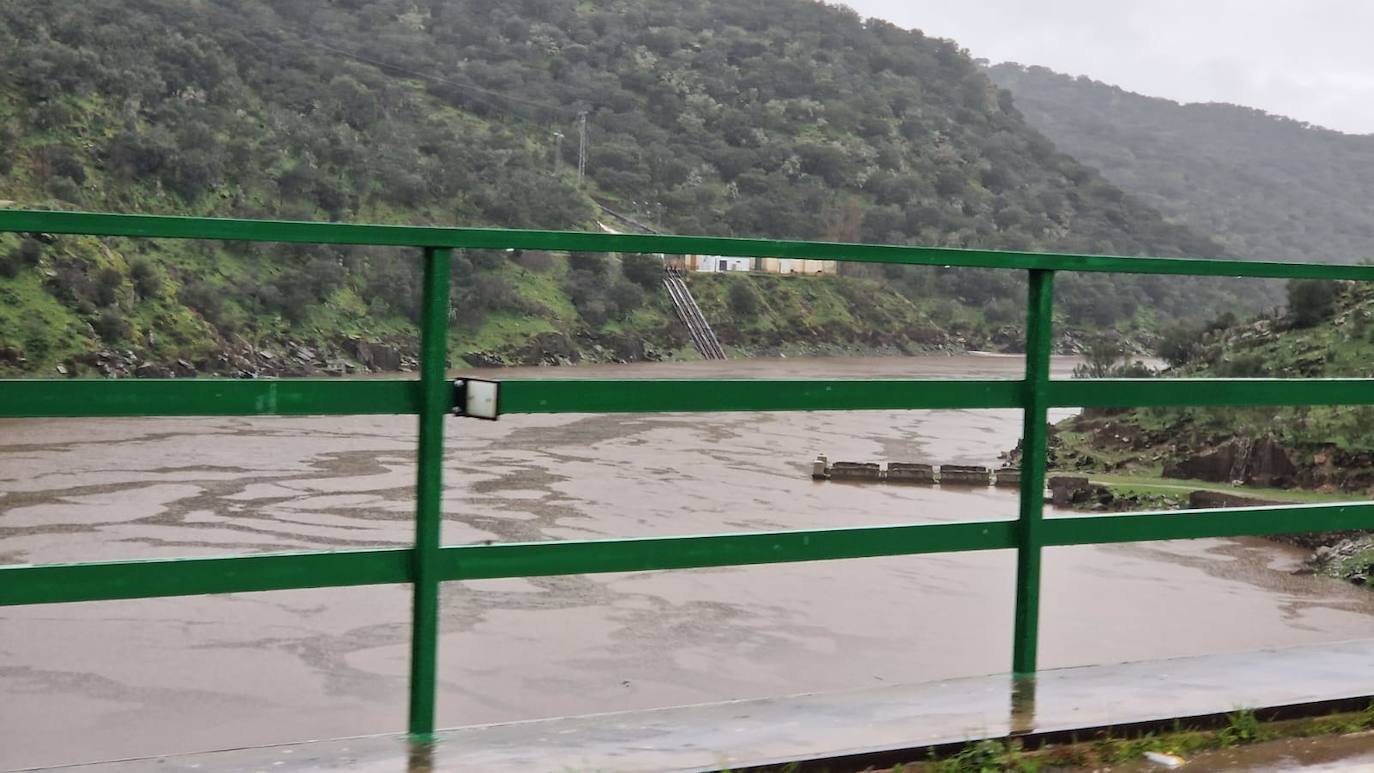 El río Almonte a la altura de la toma del trasvase que abastece al Guadiloba, en la cola del pantano de Alcántara