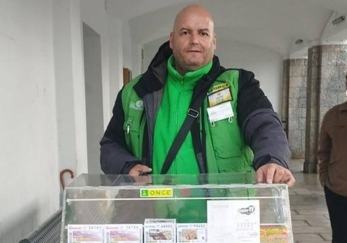 Bernabé Estévez Galán, en su punto de venta habitual de cupones en Valdivia.