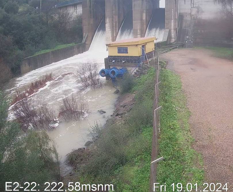 Presa de Los Canchales, aliviando agua tras llegar al 100% de su capacidad. 