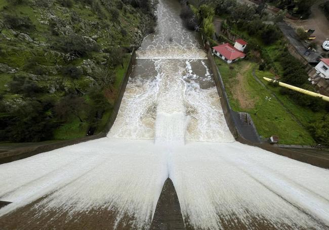 La presa Peña del Águila, de Villar del Rey, aliviando agua.