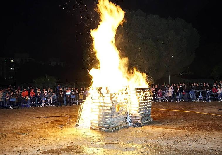 La candela ha ardido junto a la parroquia de Santa Teresa.