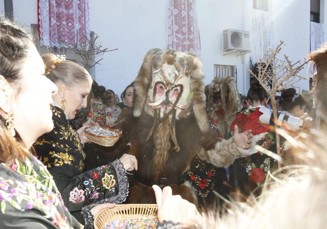 65 hombres cubiertos con pieles de oveja y macho cabrío han sido Las Carantoñas este año.