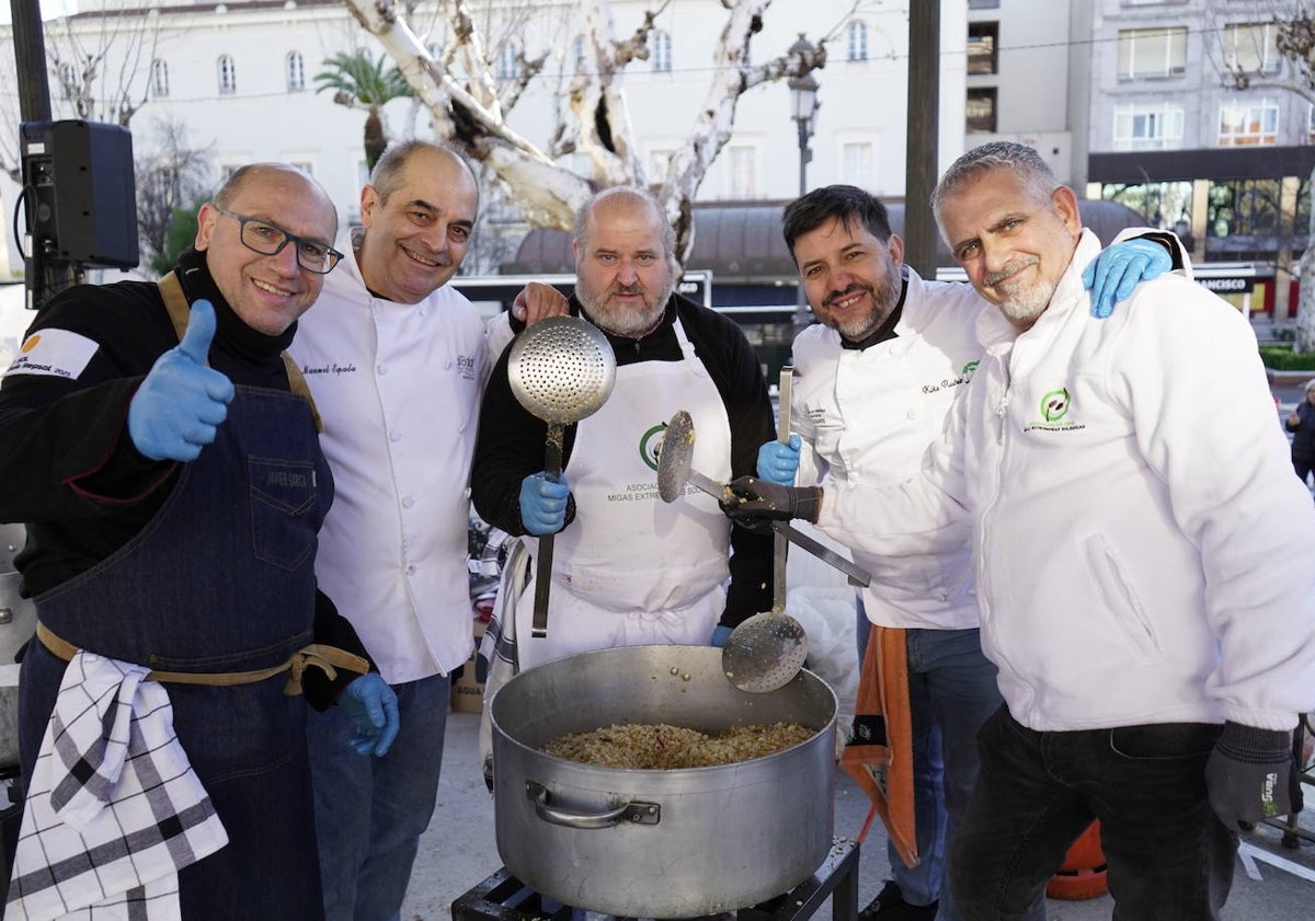 Imagen principal - La actividad ha contado con la participación de un importante equipo de voluntarios.